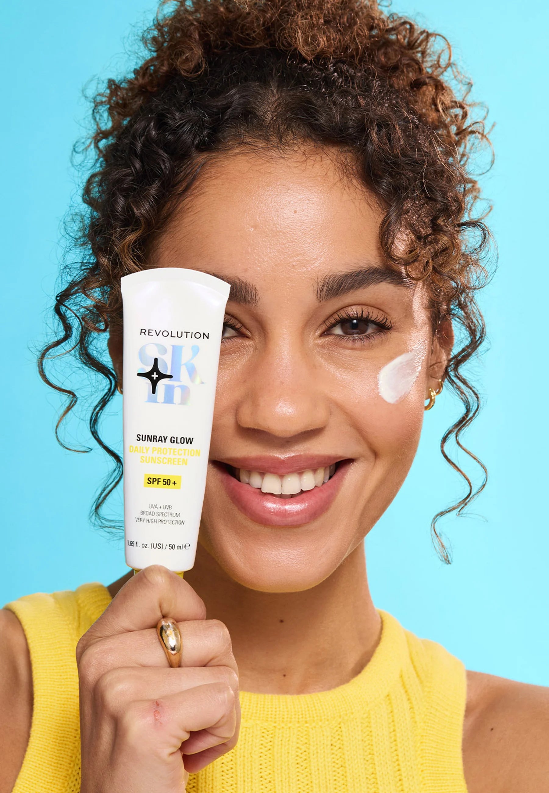 REVOLUTION SKIN SUNRAY GLOW DAILY PROTECTION SUNSCREEN SPF 50+ WITH VITAMIN C - Protection solaire